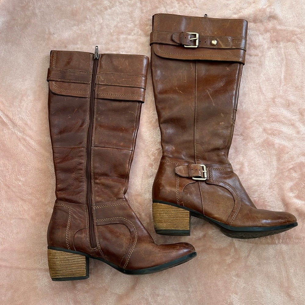 Tall Born boots, beautiful brown leather, side buckle, very comfortable.